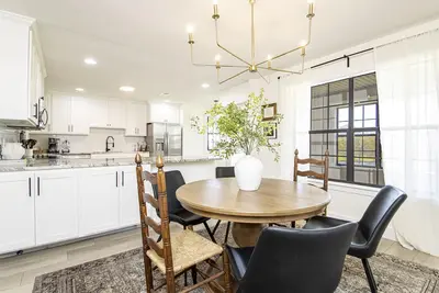 Image de 🌲☀️ 4 Br w 2 King Suites, 2nd living area, Game Room, Peaceful Views ☀️🌲