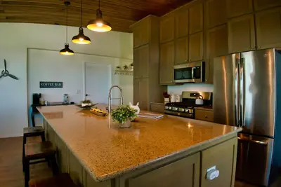 Image de Come stay at this one of kind  Airplane hanger that overlooks a runway.