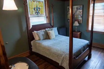 Image de Welcome to the historic Elk River Hotel & Cafe! Located riverfront on the beautiful Elk River, and just 2 miles from I-79, you are moments away from all that the Sutton area has to offer. Guest in town to enjoy the gorgeous outdoor scenery and recrea