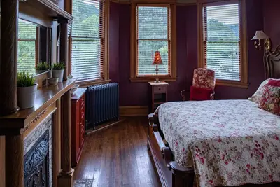 Image de Welcome to the historic Elk River Hotel & Cafe! Located riverfront on the beautiful Elk River, and just 2 miles from I-79, you are moments away from all that the Sutton area has to offer. Guest in town to enjoy the gorgeous outdoor scenery and recrea