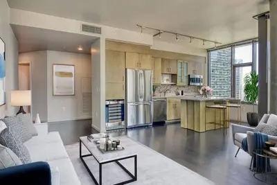 Image de Luxury Living: 2br Condo at Via 6