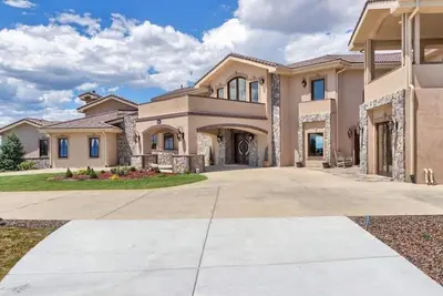 Image de Luxury Mansion Retreat, Sleeps 16+, Panoramic Views 36 Acre Land. in the city.