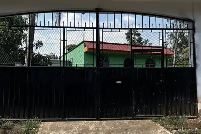 Image de 10 Minutes of irtra park! family sized house. \n