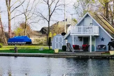 Image de Adorable Gun Lake Cottage