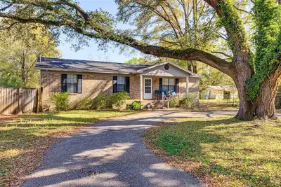Image de Charming Satsuma Home ~ 14 Mi to Mobile!