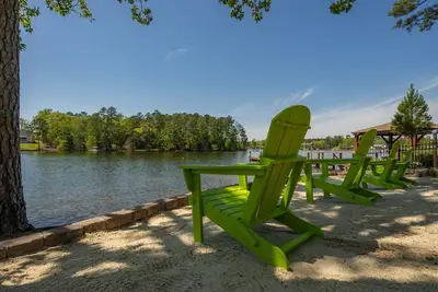 Image de Serenity Now/ Sunsets / Beach / Water On 3 Sides/ Firepit/ dock/ boat ramp/Wi-Fi