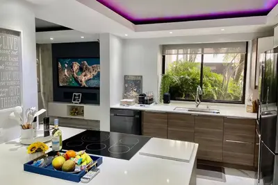 Image de Newly renovated, beautiful, modern, luxury 3br/2ba in Condado. Steps from the beach, restaurants & shops. 5 min to Old San Juan & Isla Verde. Full kitchen, Wi-Fi, office, parking, washer/dryer & jacuzzi tub. Perfect for groups or family stays.