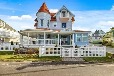 Image de Belle of the Beach: 30 feet to gorgeous Private Beachfront home Sleeps up to 13