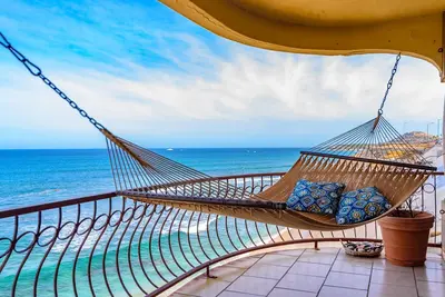 Image de Premier Top Floor Corner 3 Br @ Las Olas Best Views of Surf, Steps from the Sand