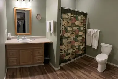 Image de Crooked Creek Retreat Luxurious room on Creek, 2 Queen bds + Full Fishing Gear.