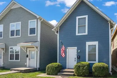 Image de Multiple homes side by side downtown!
