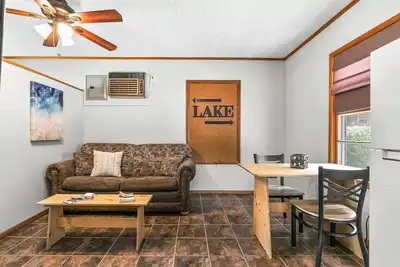 Image de Clear Water Cabin 3 - Bring Your Boat, Enjoy The Swim Dock, Kayaks, Pool, and Views! | 3