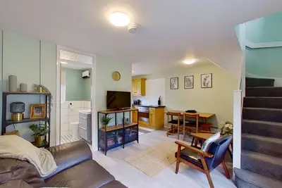 Image de Offering comfortable living space for up to four guests within the leafy grounds of Tolroy Manor