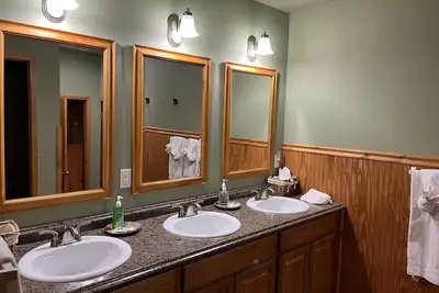 Image de Crooked Creek Retreat- Large 5 bed suite, full kitchen + Fishing Gear Included!