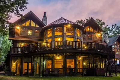 Image de Grand Chestnut Lodge | Lakefront w/ Game Room, Hot Tub & Dock!