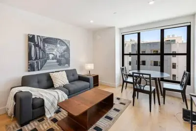 Image de Spacious 3 Br w Rooftop Deck, A\/C, work desks- San Francisco Life Real Estate \n\n