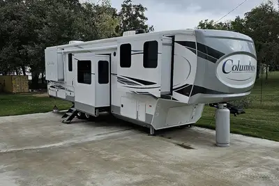 Image de Lake front with boat dock for fishing or eclipse viewing