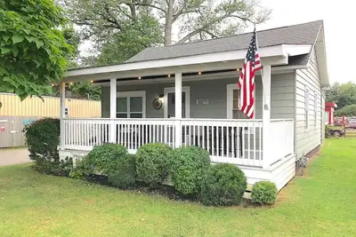Image de 2-bedroom cottage right off famous Gotl Strip!