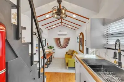 Image de Tiny Home, Hiking, & WaterFalls! \n\n