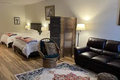 Image de Crooked Creek Retreat- Spacious room on Creek, 2 Queen beds + Full Fishing Gear.