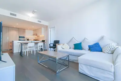 Image de 2 Bdr Fancy New Condo with Ac near Richmond Night Market