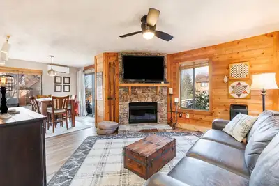 Image de Swiss Mountain 1 Bedroom - Premier Unit with Patio by RedAwning