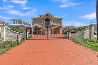 Image de Charming 2 Story Retreat by RedAwning