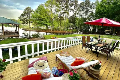 Image de Lakefront Fish Camp & Farm View- Kayak, Paddleboard, Firepit, Fishing &  Dock!