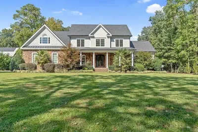 Image de Luxury lake-front family home with pool!