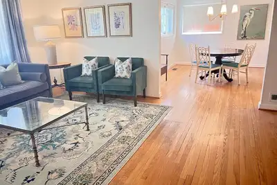 Image de The Crestwood Cottage - Sleeps 9; Fully Fenced Backyard