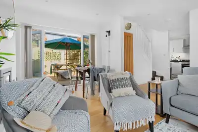 Image de A lovely family and dog-friendly retreat in the East Devon countryside with private garden and log b