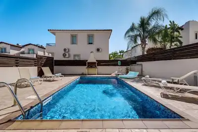 Image de 2 bed villa pernera protaras area close to beach