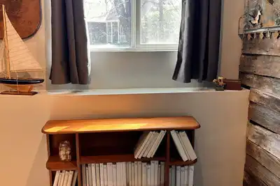 Image de Spacious, beautiful, fun packed basement with kitchen, bath, pool table & 85\" Tv