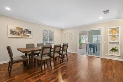 Image de Family Getaway Pool House 5 Beds for 10 Near Disney Mt. Sac Supermarket Shopping