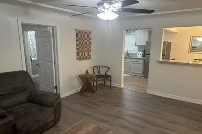 Image de Kick back and relax in this cozy, stylish space.