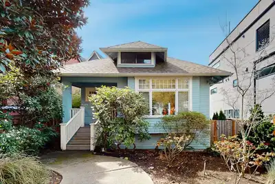 Image de Bright, updated duplex with rear garden & Green Lake around the corner