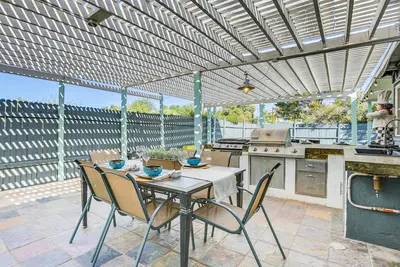 Bar & Fire Pit: Pet-Friendly Phoenix 'La Casita'