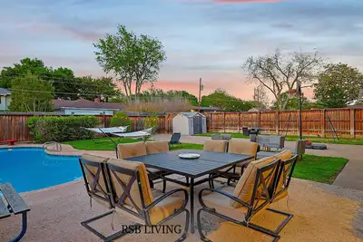 Image de Spectacular 6br 2. 5b Home with Pool