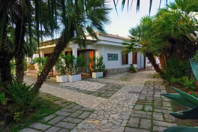 Image de Detached Villa Overview, terraces and garden