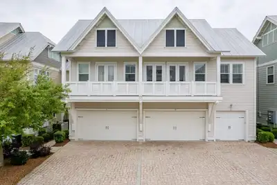 Image de Emerald Gem by AvantStay | Pool Access, 3mins to Beach!