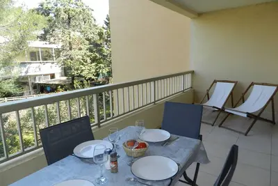 Image de Appartement Moderne avec Terrasse, Parking et Proximité Plage à Bormes les Mimosas
