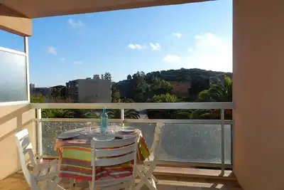 Image de Studio avec Piscine, Tennis et Accès Direct Plage - 3 Couchages, Terrasse, Parking - Bormes-les-Mimosas
