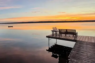 Image de Dragonfly House: Charming lakefront cottage with private dock!