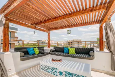 Image de Sun-Soaked Rooftop w/ Spa & Pool, Steps to 5th Ave