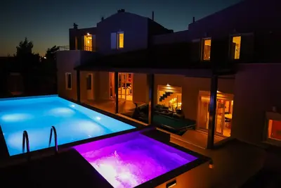 Image de A unique villa with amazing sea view, a pool and a jacuzzi at Hersonissos Crete