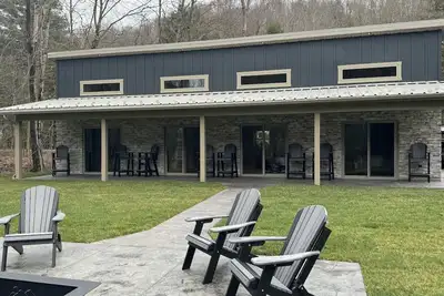 Image de Bearly Awake cabin- family-friendly, riverfront & minutes from East Branch Lake.