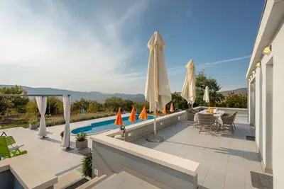 Image de Rustic Villa Florice with a pool, quite area, family
