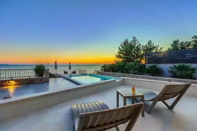 Image de Peaceful Villa Luce di Mare - heated pool, sauna, seafront, seaview, family, stylish, pet friendly