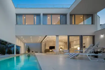 Image de Luxury Villa White Palace with heated pool, family, bbq, stylish