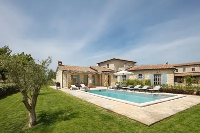 Image de Rustic Villa Cardamine with a pool, pet friendly, quite area, family, private parking, terrace, fancy yard